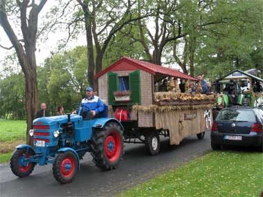 Georg Thesing zieht den Wagen der "Torfstecher" mit seinem Röhr Bj. 1950
