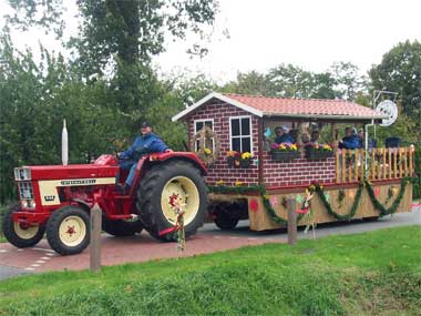 Joachim Winterbur zieht den Wagen der Schlepperfreunde mit seinem IHC Bj. 1974