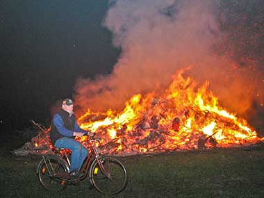 Das Umkreisen des Osterfeuers